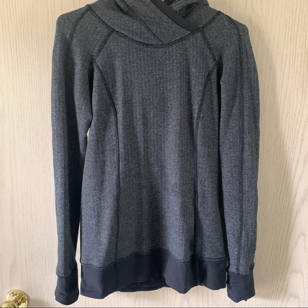 Lululemon pullover with hood
